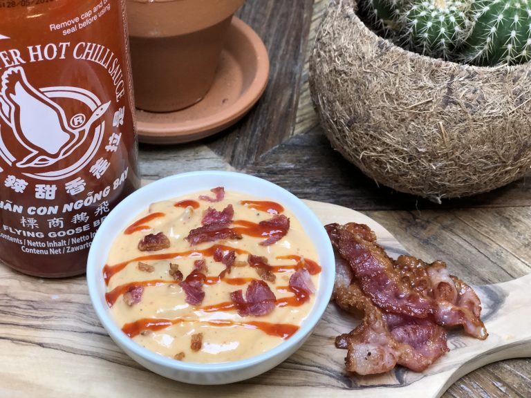 pittige sriracha mayonaise met krokante spek