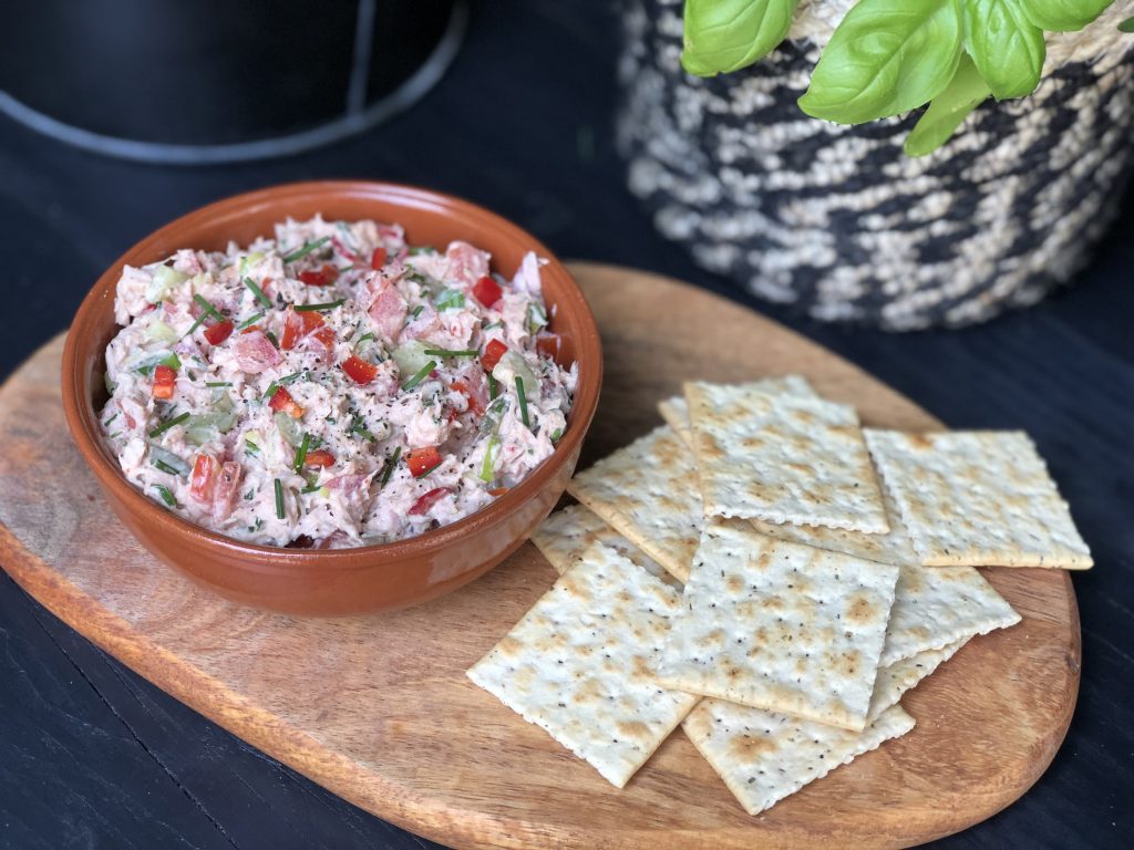 pittige tonijnsalade met rode peper en sriracha