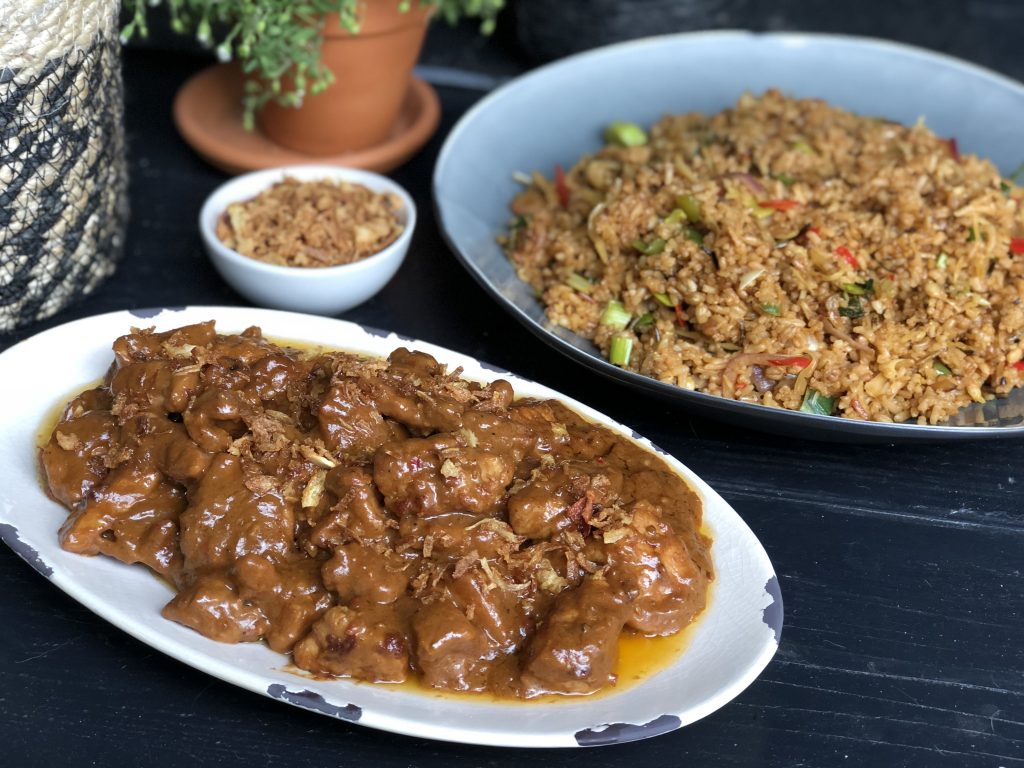 snelle kip in pindasaus met roerbakgroenten en rijst