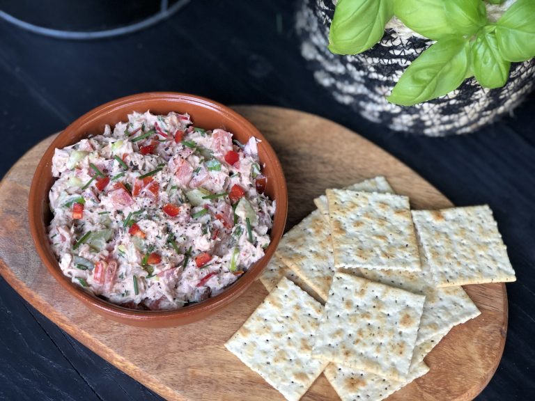pittige tonijnsalade met sriracha en rode peper.