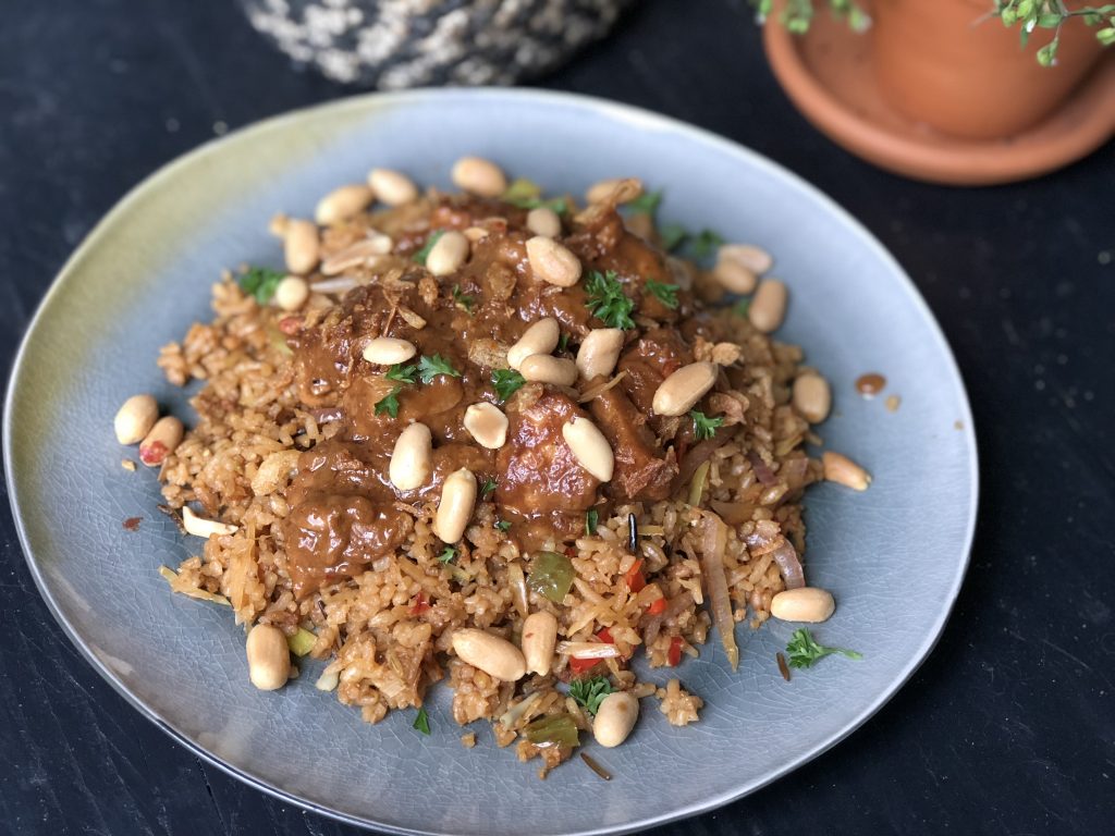 snelle kip in pindasaus met roerbakgroenten en rijst