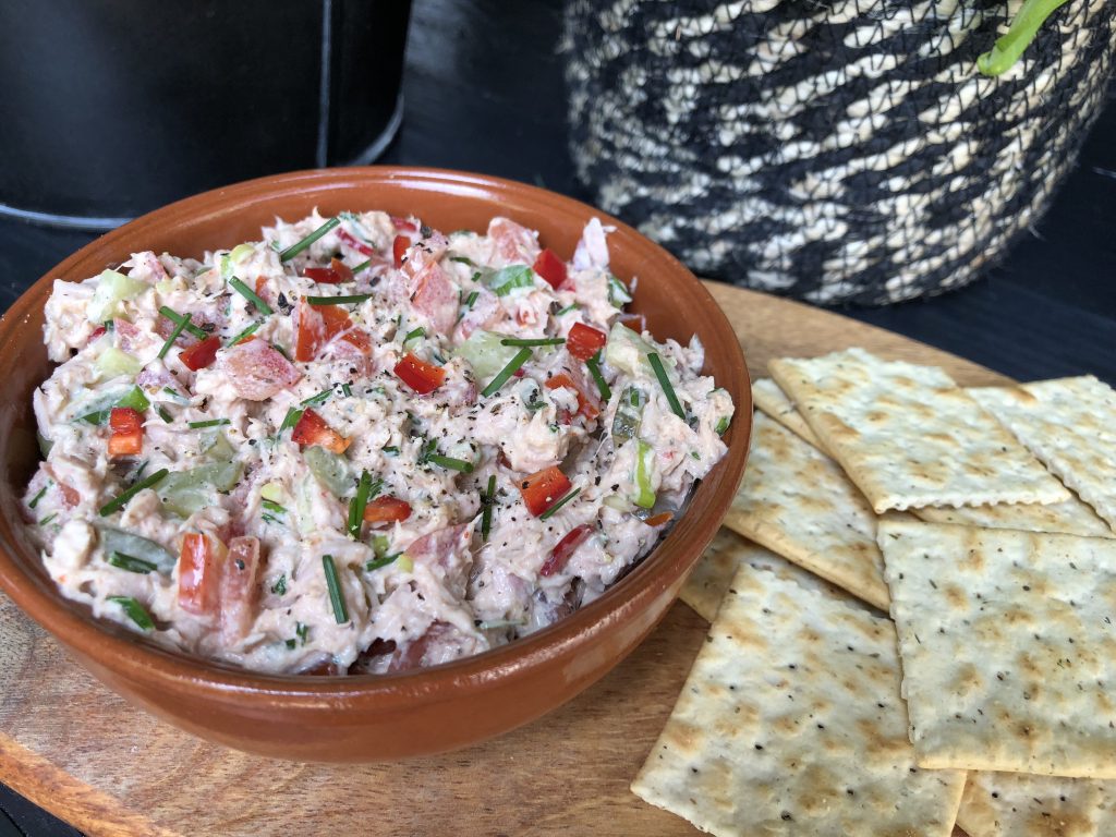 pittige tonijnsalade met sriracha en rode peper