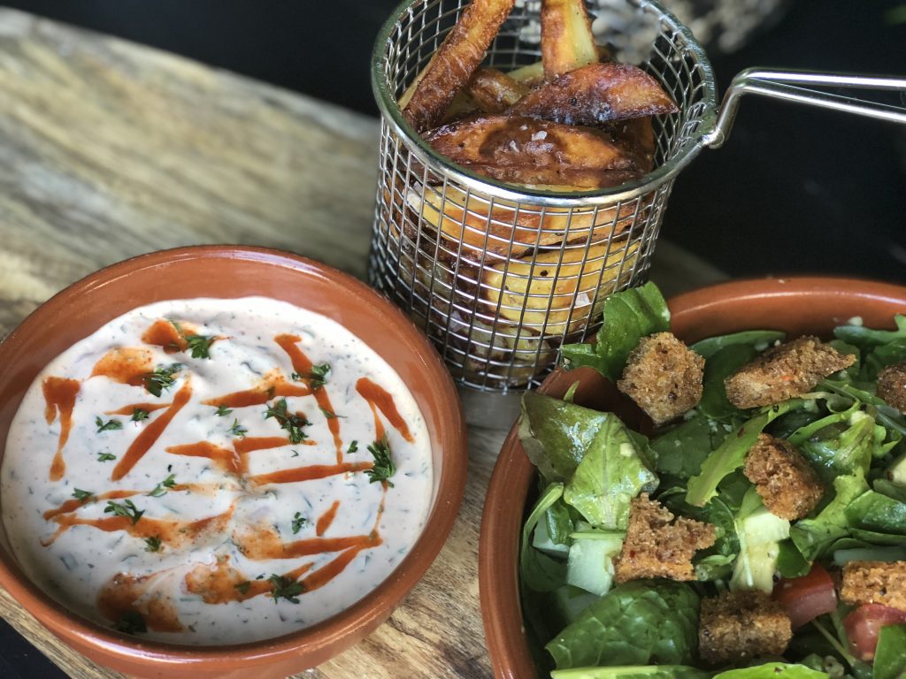 pittige dipsaus met krokante goudbruine friet uit de oven