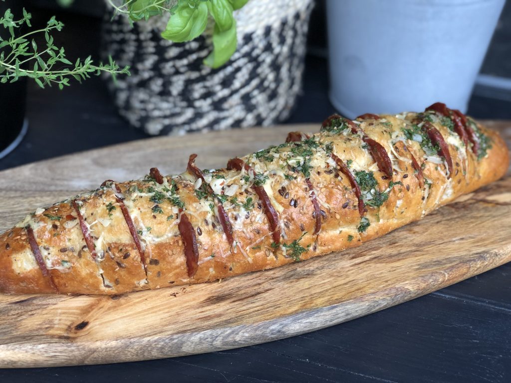 Spaans gevuld stokbrood met chorizo en kruidenroomboter van de bbq