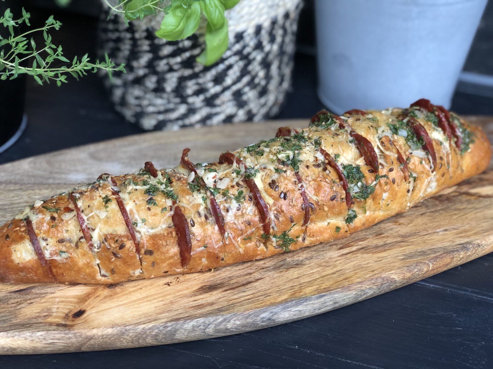 Spaans gevuld stokbrood met chorizo van de bbq