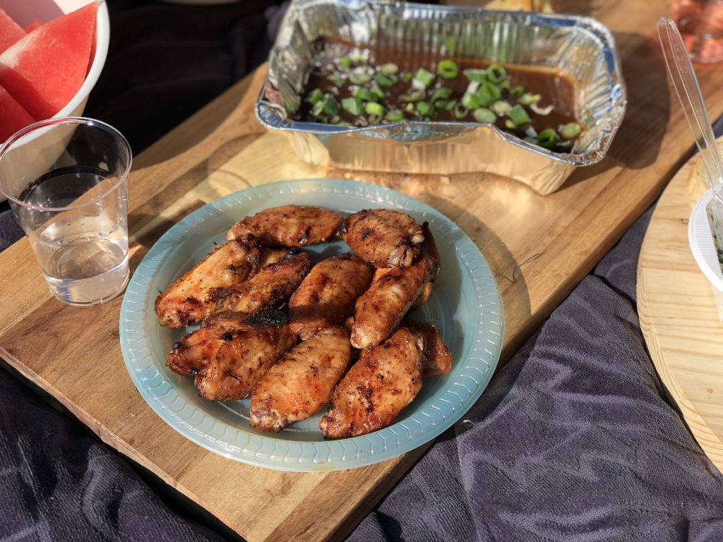 gekruide kippenvleugels van de bbq met een Dr Pepper saus