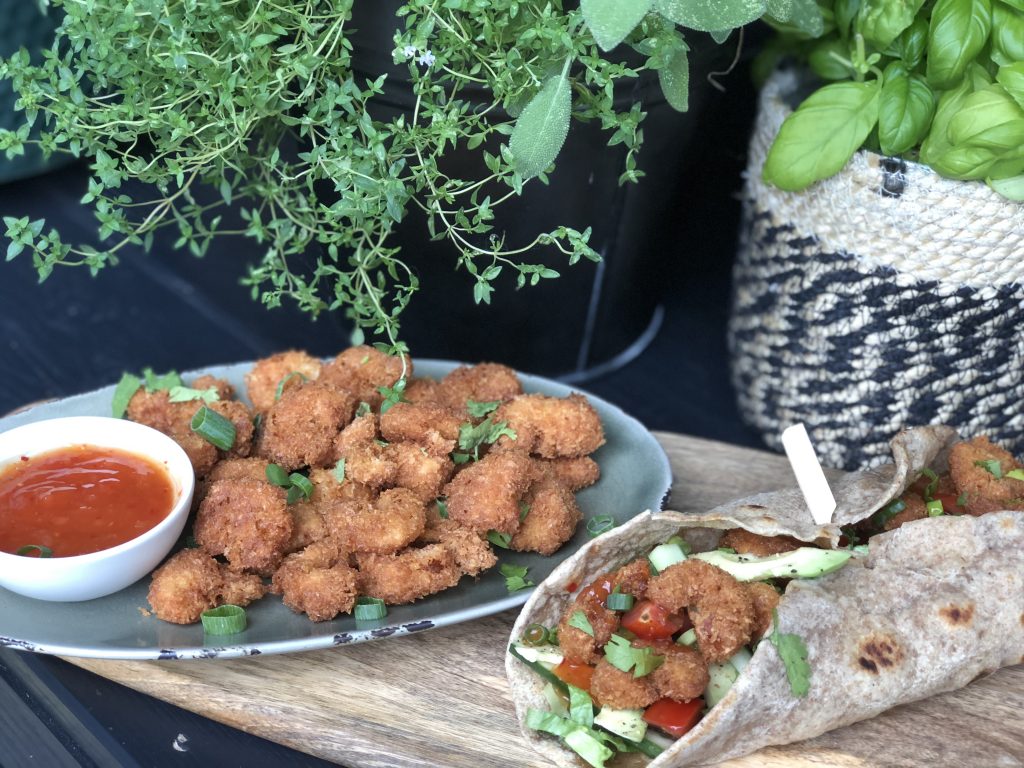 krokante garnalen in een wrap met sweet chilisaus