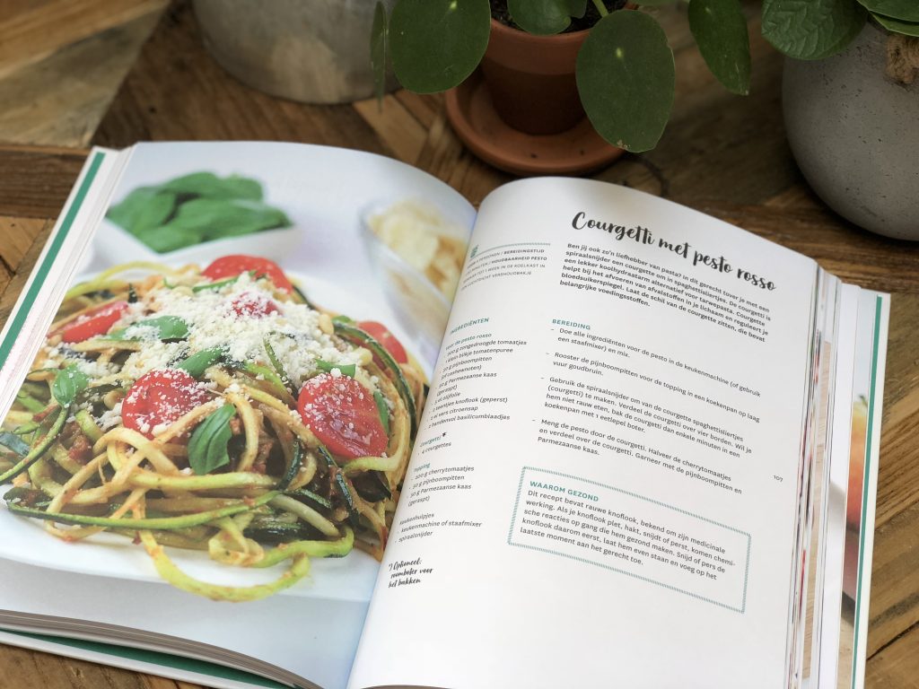 Nora French courgette pasta met rode pesto