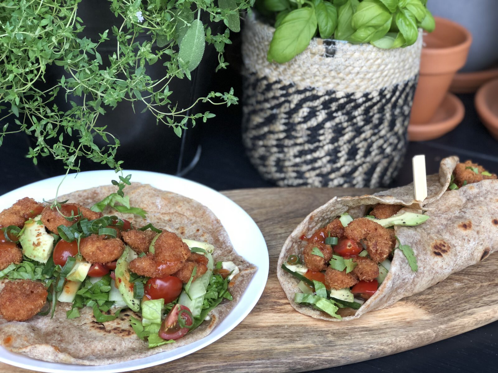 wraps met krokante garnalen en sweet chilisaus