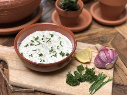 zelf knoflooksaus maken: met verse knoflook en poeder!