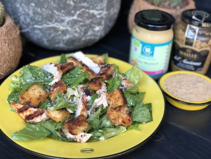 Salade met gegrilde kip, croutons en een honing mosterdsaus