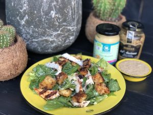 salade met gegrilde kip, croutons en honing mosterdsaus