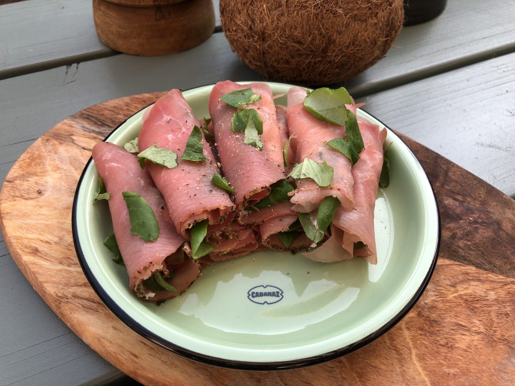 bieslookroomkaas maken in ham rolletjes met sla