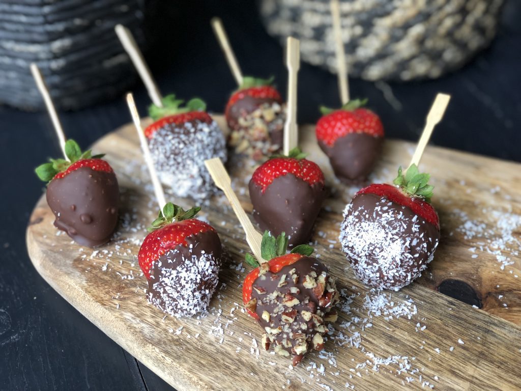 recept aardbeien gedipt in chocolade met kokos en nootjes