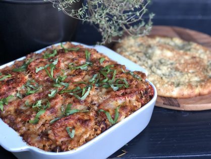 Macaroni ovenschotel met gehakt, kruidige tomatensaus en kaas