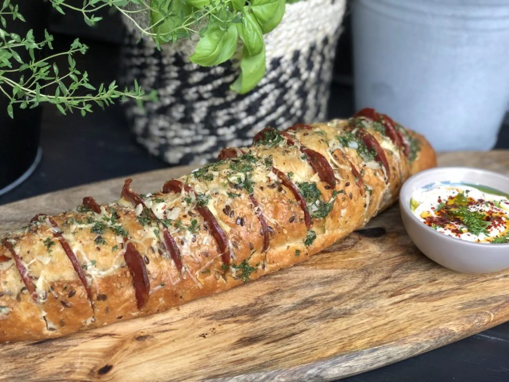 Spaans gevuld stokbrood van de bbq