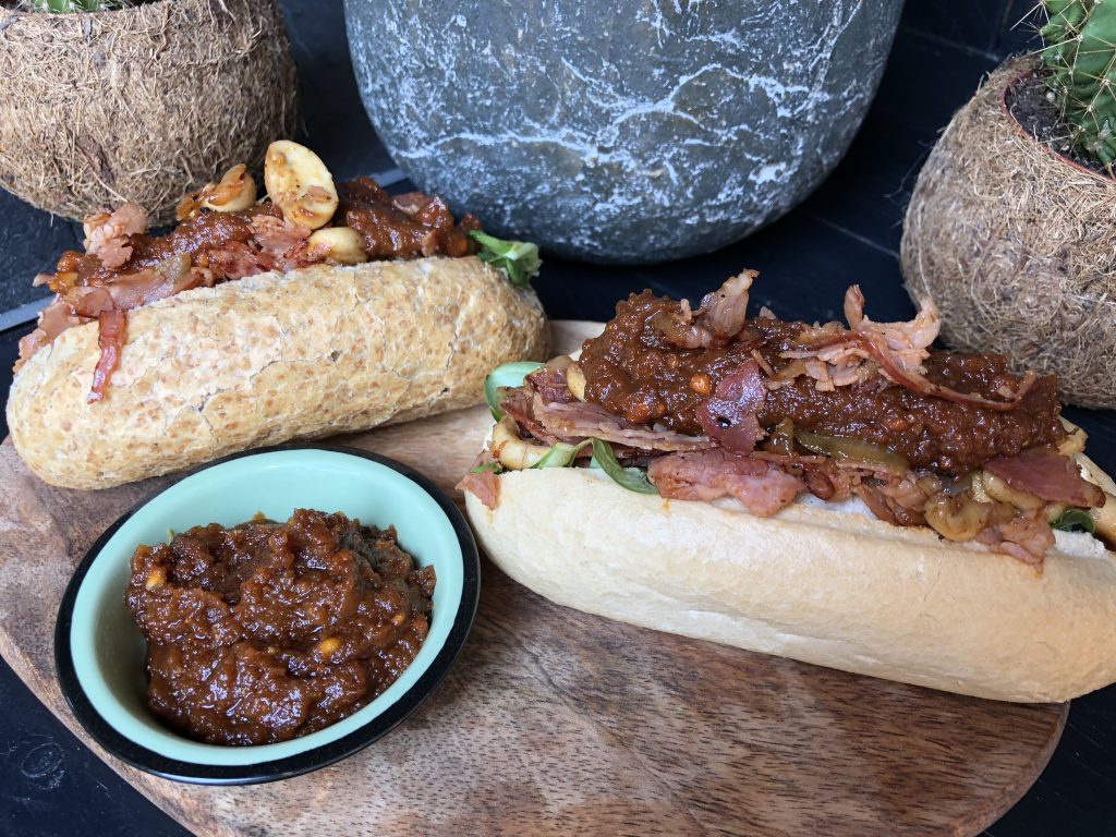 recept broodje warme beenham met pindasaus