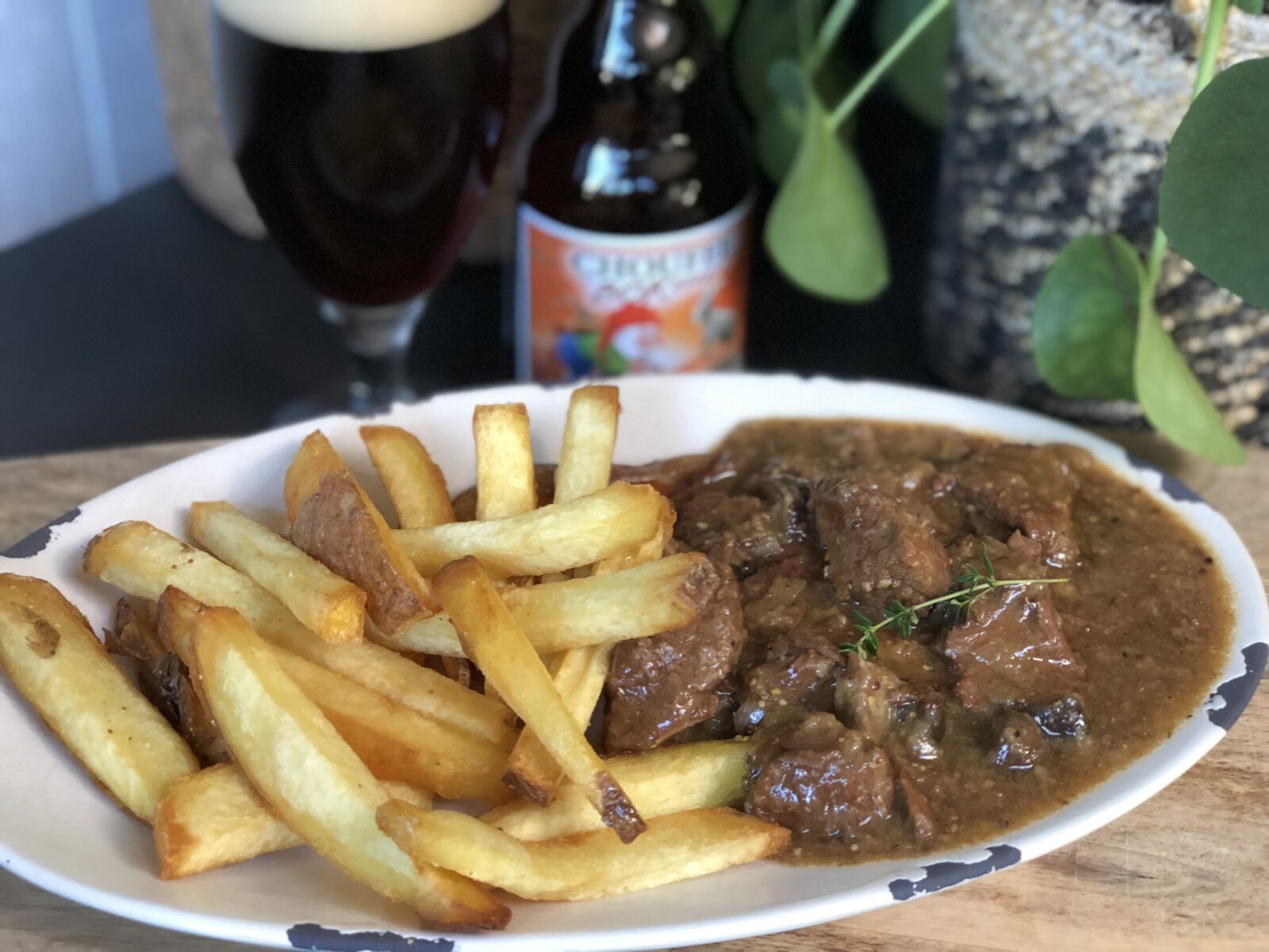 Vlaams stoofvlees in bier met mosterd en verse friet