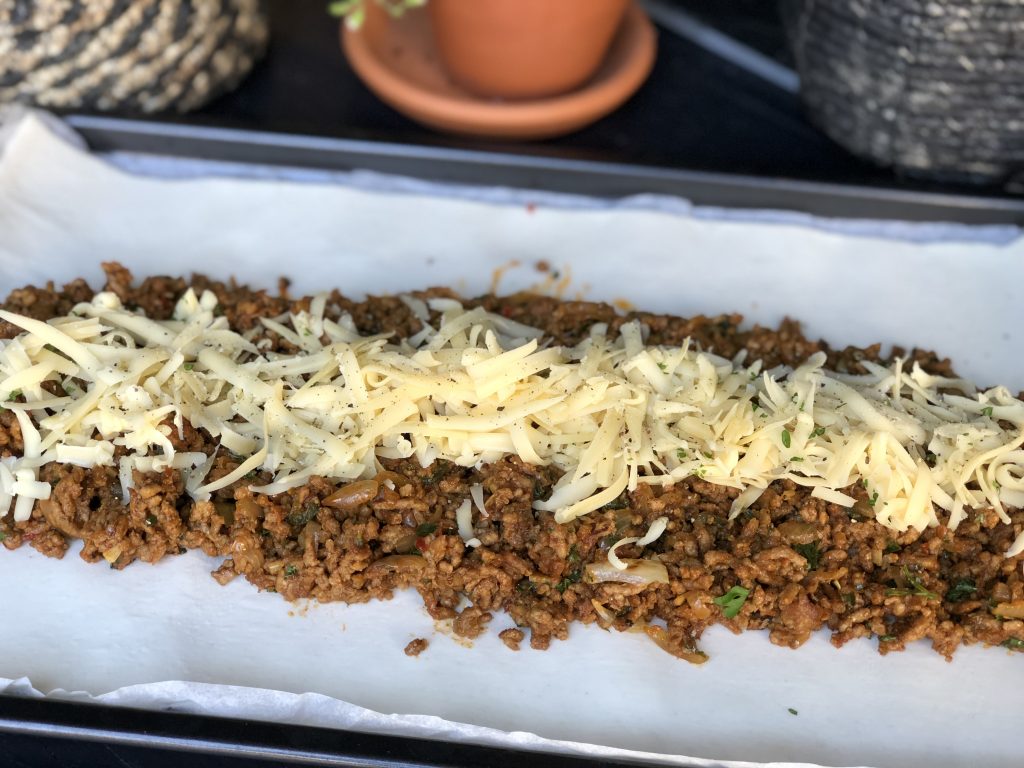 recept bladerdeeg rol gevuld met pittig gehakt en kaas