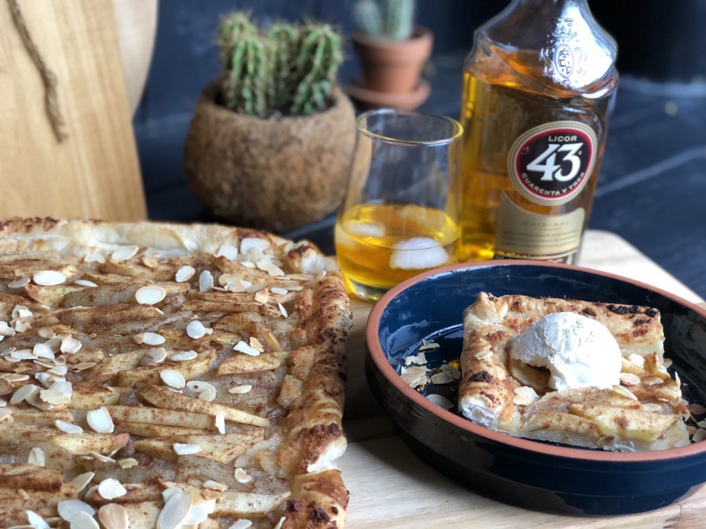 recept plaattaart met appel peer amandelspijs en Licor 43 op bladerdeeg 
