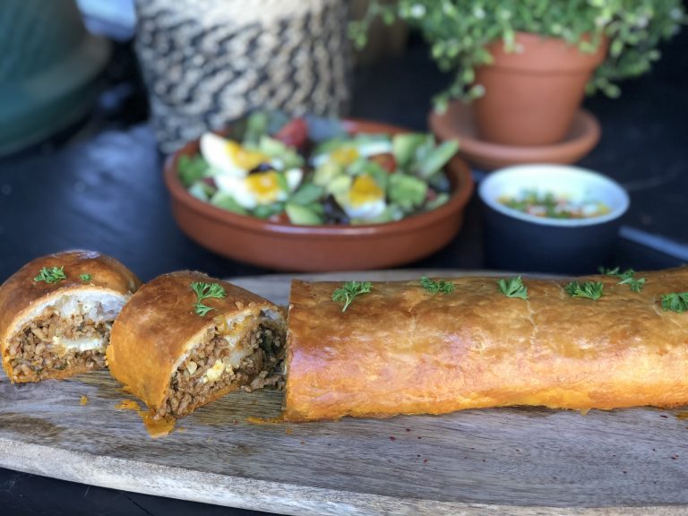 Bladerdeeg rol gevuld met pittig gehakt en kaas