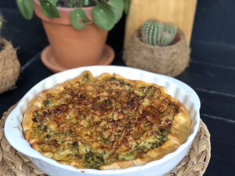 hartige taart met broccoli, gehakt, spek en kaas