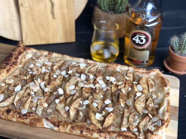 plaattaart met appel, peer, Licor 43 en amandelspijs