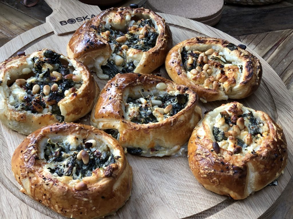 recept bladerdeeghapjes met verse spinazie, fetakaas en pijnboompitten