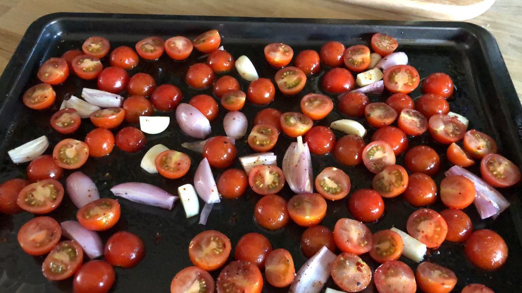 geroosterde tomaten uit de oven met knoflook, ui en balsamico azijn