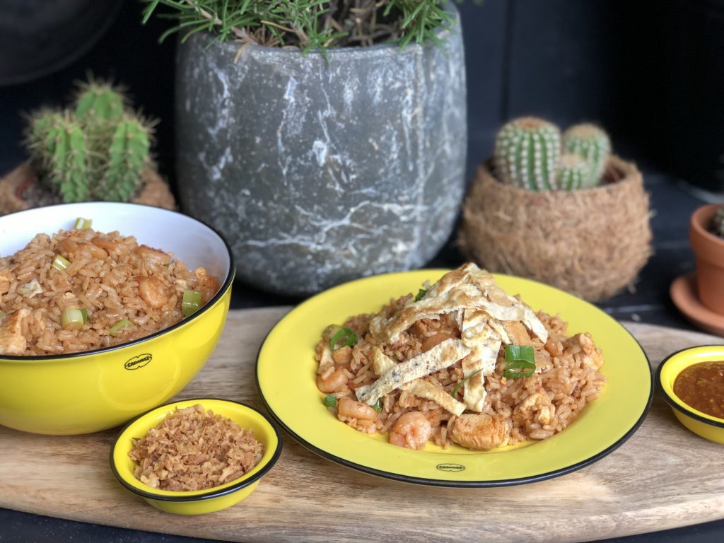 recept nasi goreng met kip en garnalen en pindasaus