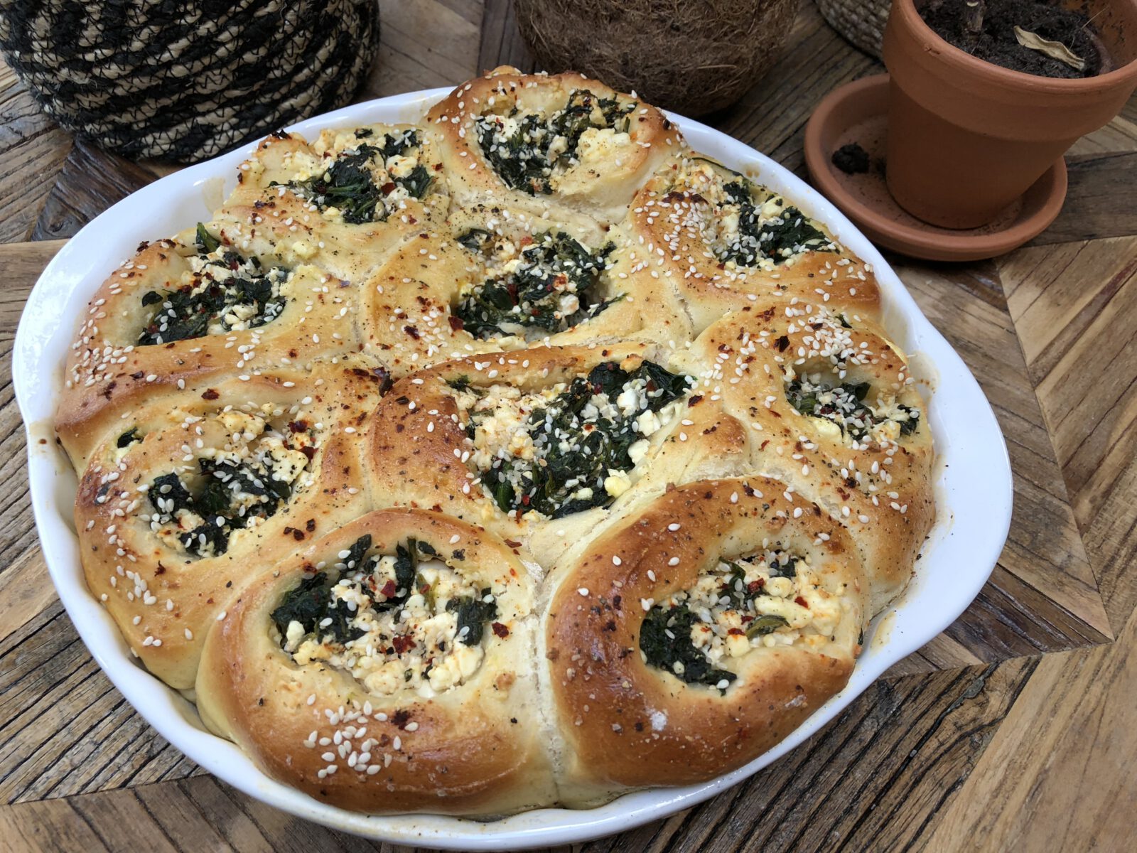 zachte broodjes gevuld met spinazie en fetakaas