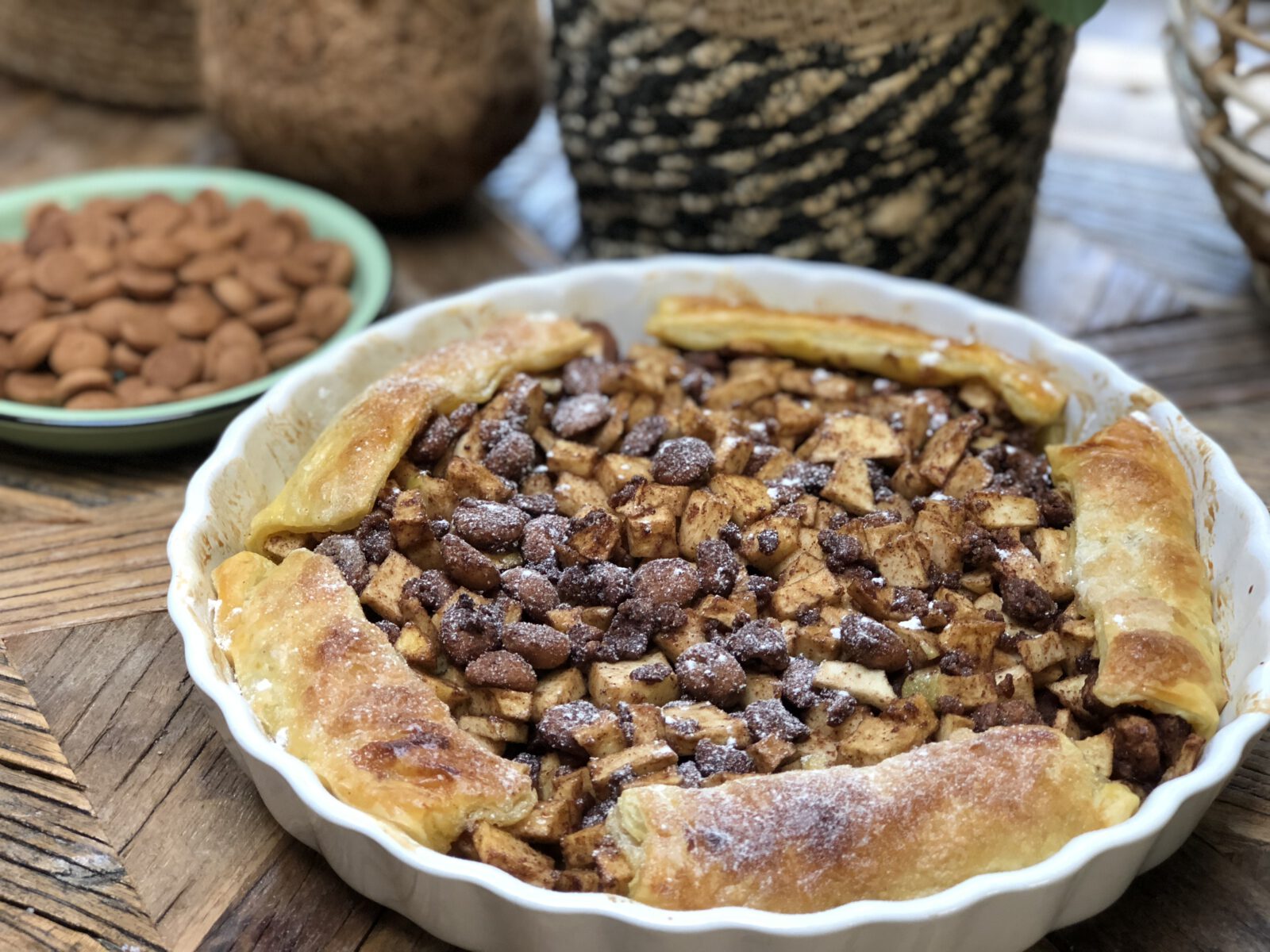 Makkelijke Sinterklaastaart met appel en kruidnoten