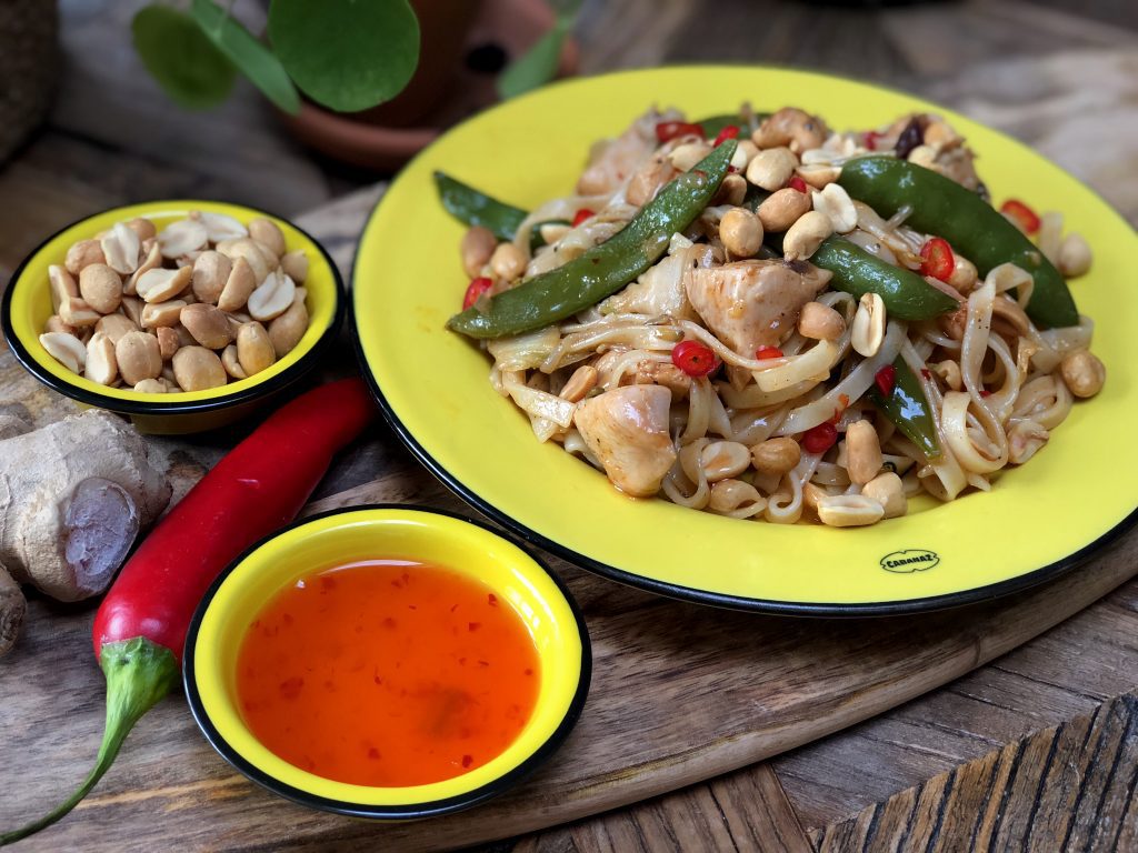 recept bami met kip, groenten en een zoet pittige saus