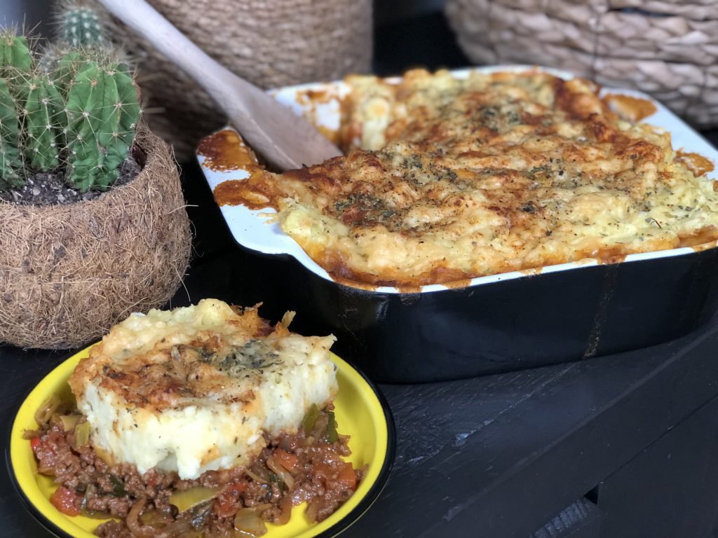 recept ovenschotel met prei, paprika, pittig gehakt, kaas en aardappelpuree