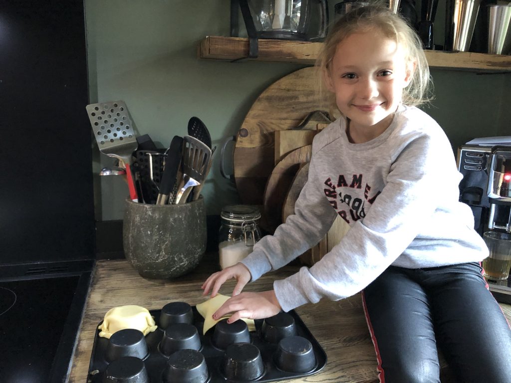 Simpel Kerstdessert: bladerdeegbakje met ijs en chocoladesaus