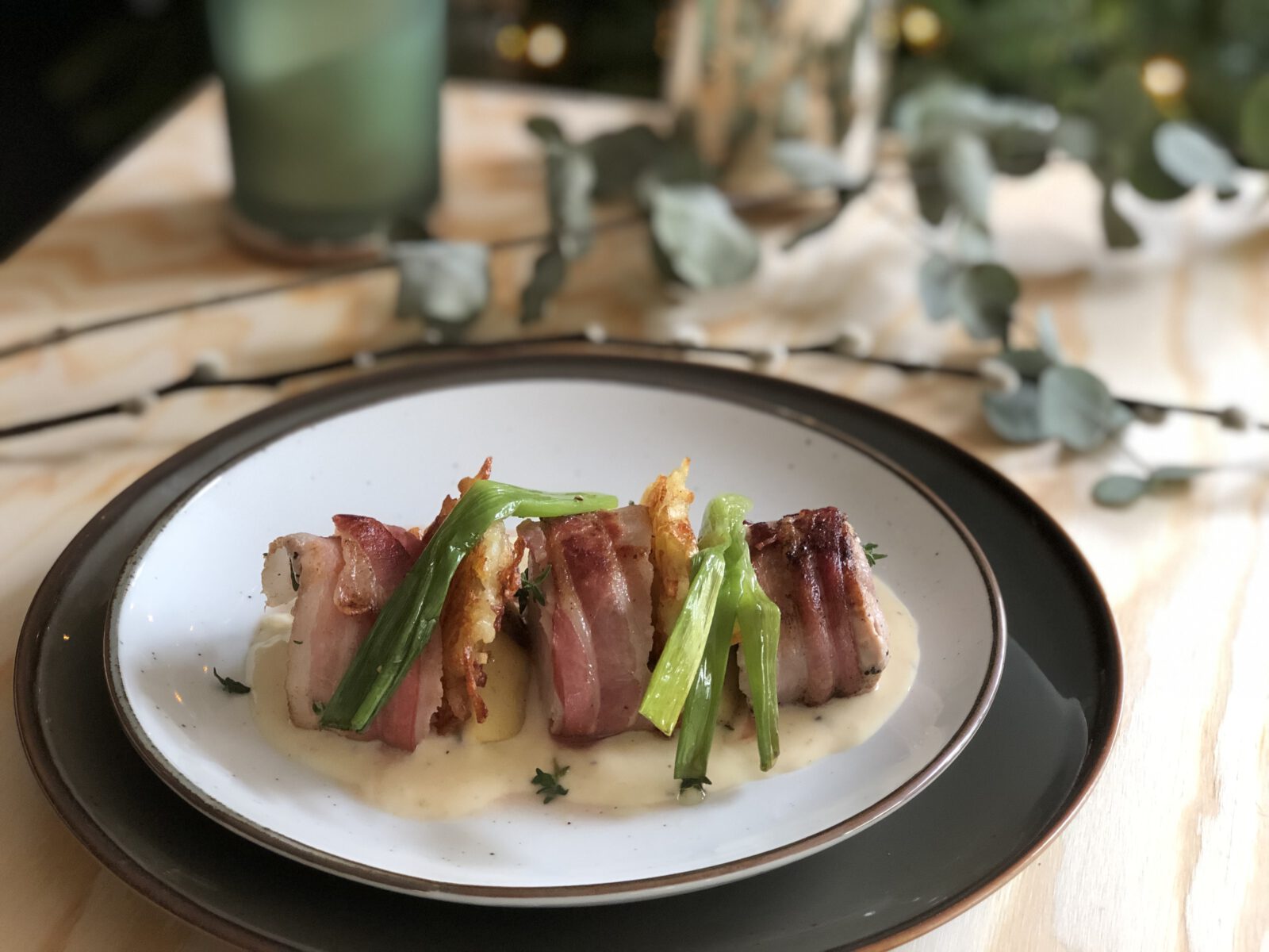 Varkenshaas met spek, rösti, appels en kaassaus