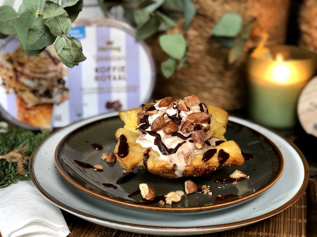 simpel Kerstdessert een gesuikerd bladerdeegbakje met ijs, chocoladesaus, salted caramel en noten