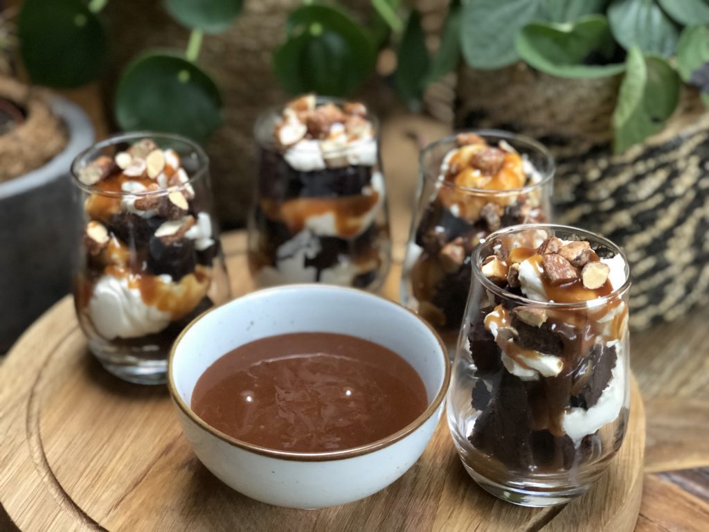 recept zelf trifle maken met brownie, salted caramel saus en gesuikerde amandelen