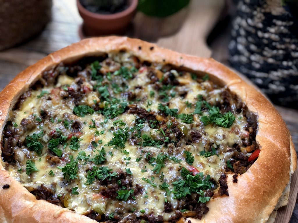 recept Turks brood gevuld met pittig gehakt en groenten maken