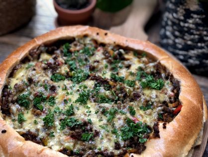 Turks brood gevuld met pittig gehakt