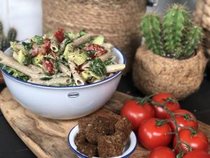 pastasalade met avocado, tomaat en spek