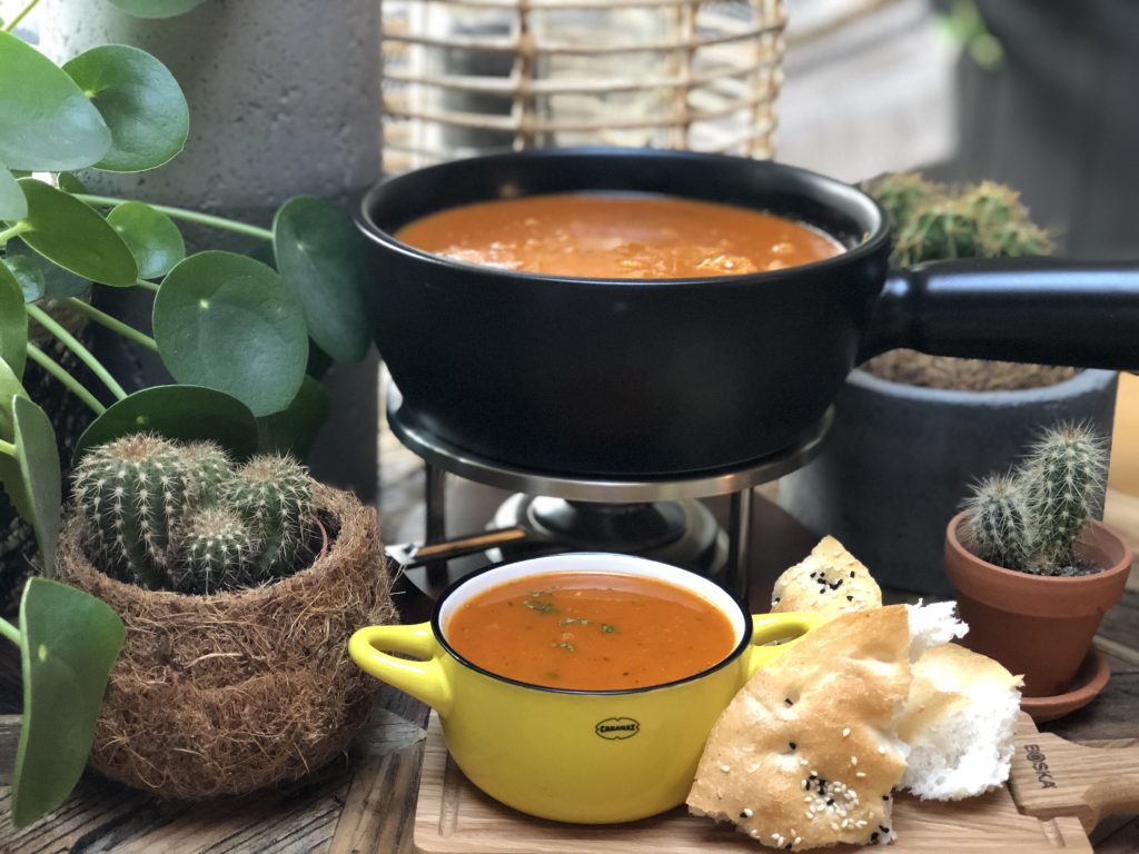 recept puntpaprika soep met tomaat. pittig en zoet tegelijkertijd. 