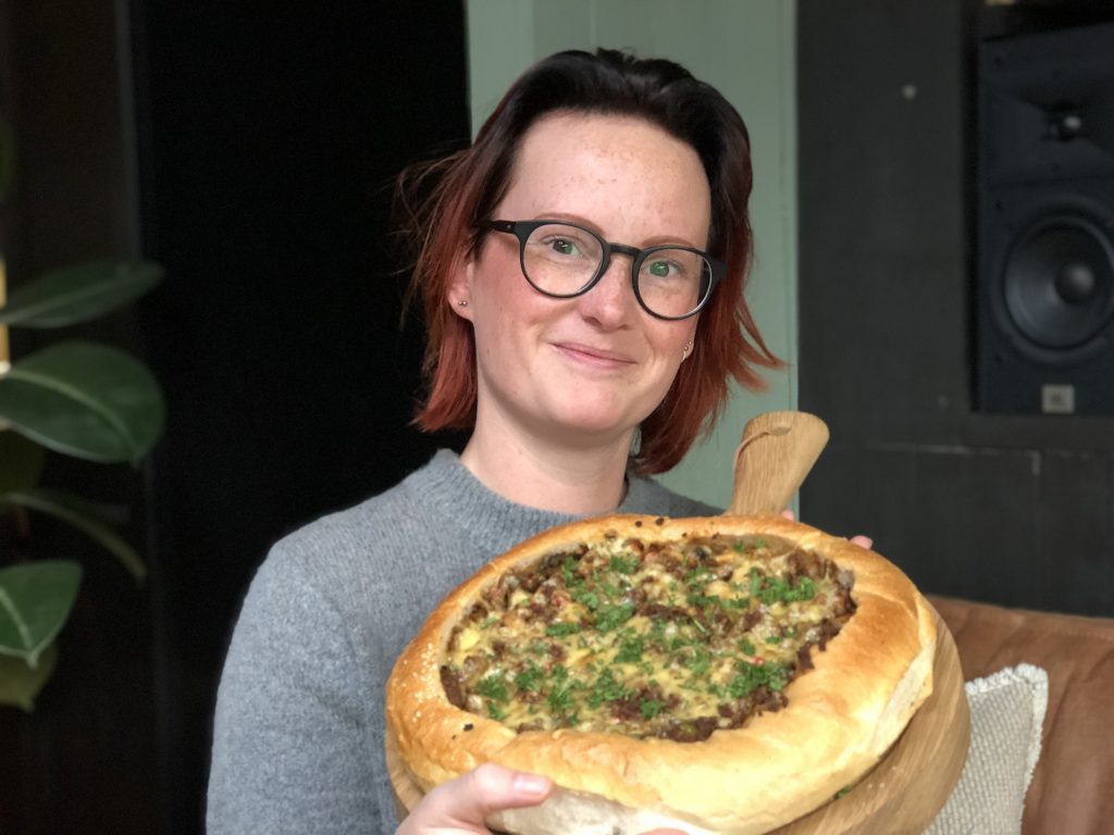 recept gevuld Turks brood met pittig gehakt en groenten