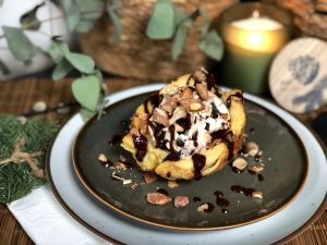 bladerdeegbakje met ijs en chocoladesaus