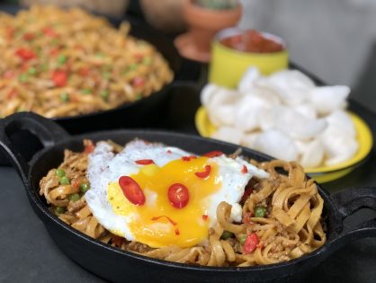 bami met pittig gehakt en pindasaus