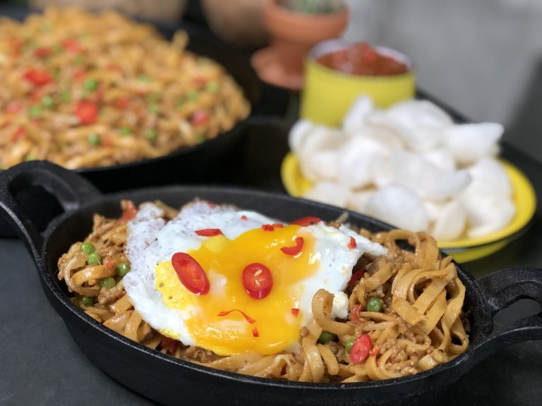 bami met pittig gehakt en pindasaus