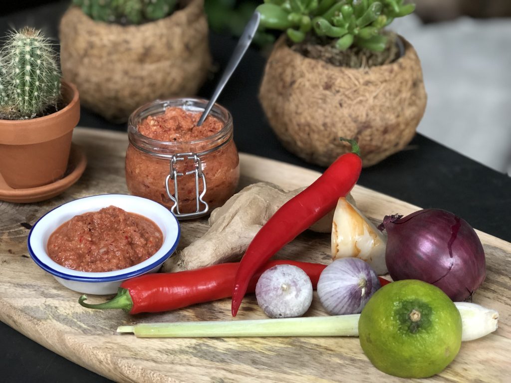 recept Thaise gehaktballetjes maken met een zelfgemaakte rode currypasta
