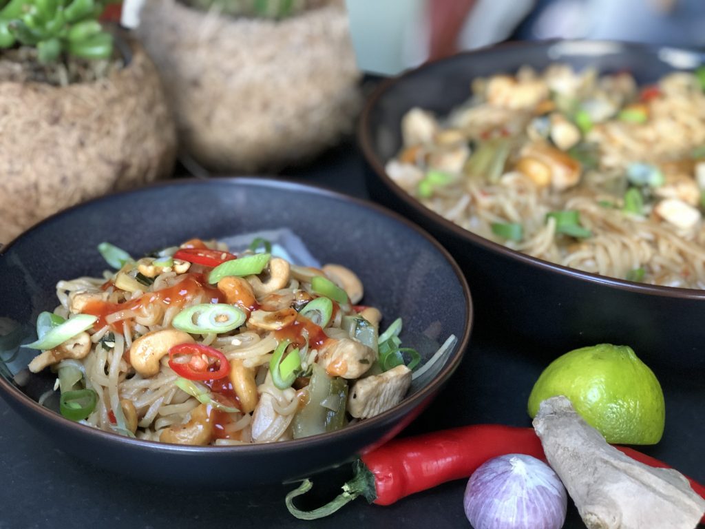 recept zelf kip cashew maken met noedels, paksoi en bosui. Lekker pittig en zoet tegelijk.