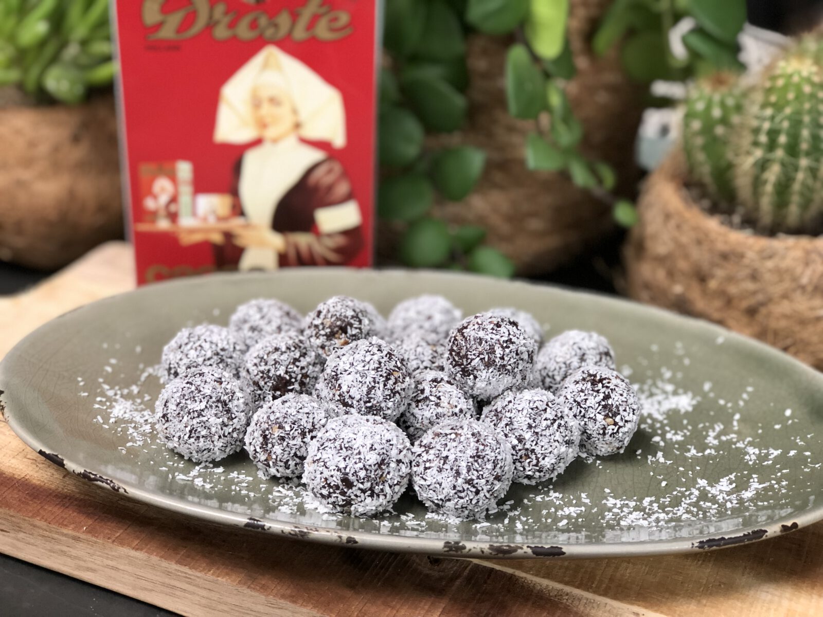 dadelballetjes maken met cacao, nootjes en kokos