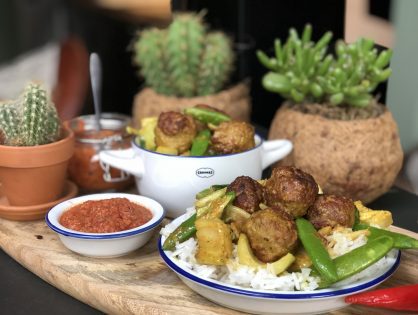 Thaise gehaktballetjes in rode currysaus